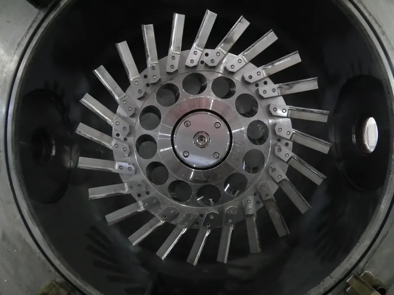 Pelletizer cutter hub with complete knives installed in the pelletizer housing
